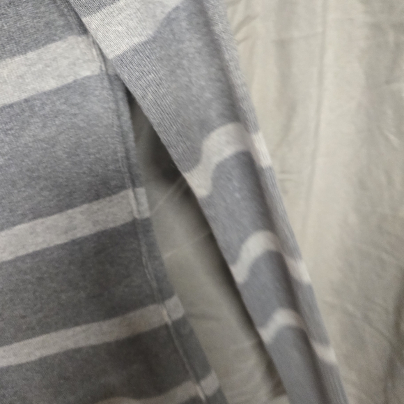 Very cute gray and white striped sweater - Picture 3 of 3